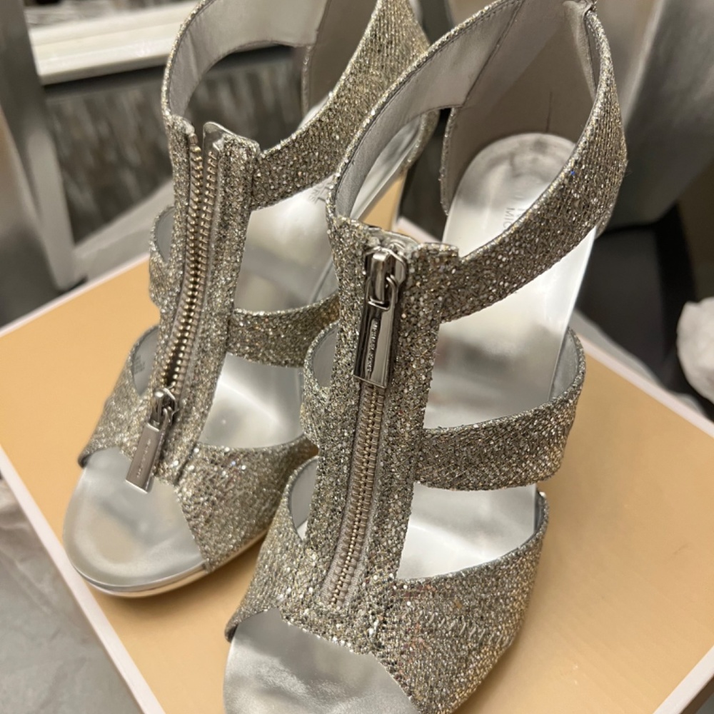 Shoes - Picture 3 of 8